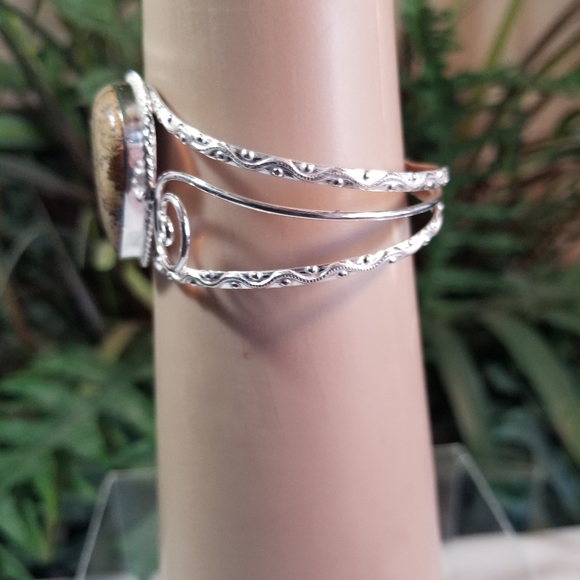 ELEGANT BRACELET NWOT - Picture 6 of 9